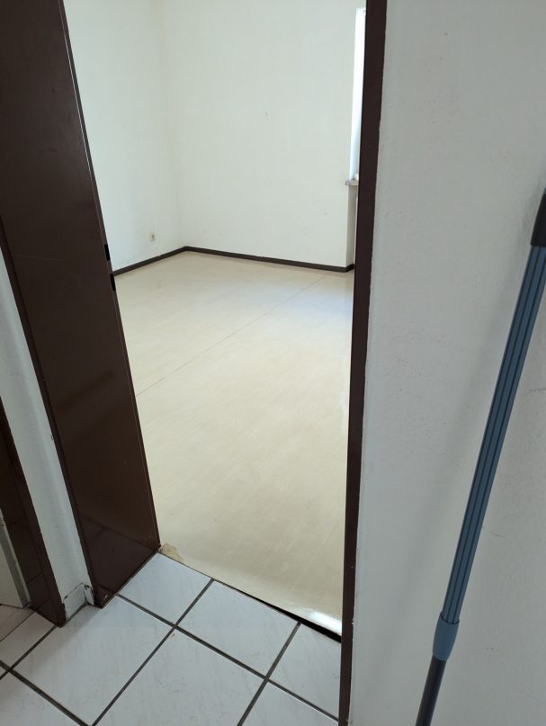 Leerer Raum nach Wohnungsräumung und hygienischer Reinigung