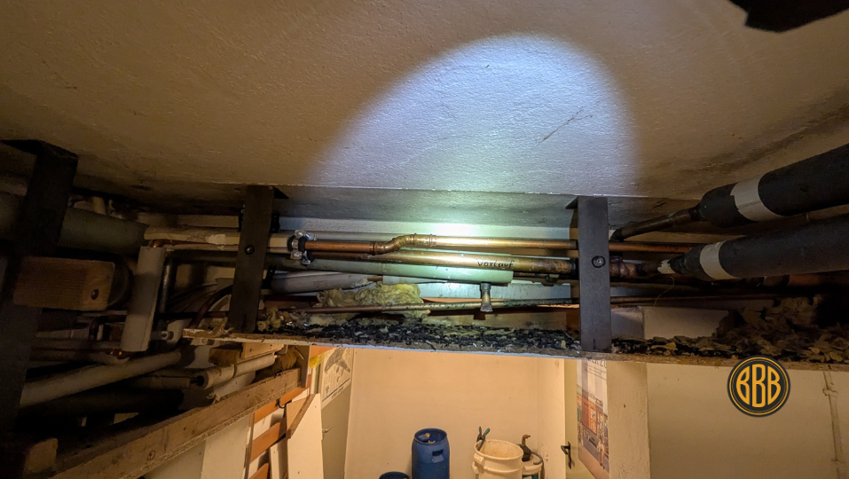 Versorgungsschächte als Rückzugsorte für Ratten Offene Leitungsbereiche und Versorgungsschächte als Verstecke für Ratten im Keller