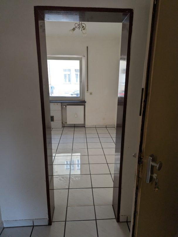 Küche und Flurbereich nach Wohnungsräumung und hygienischer Reinigung