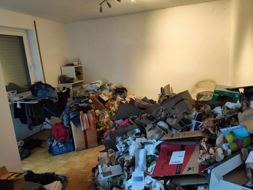 Weitere Raumansicht einer stark vermüllten Messie-Wohnung vor der professionellen Räumung