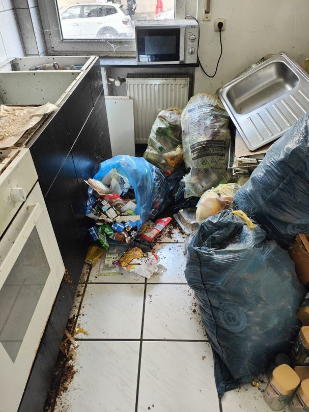 Müllsäcke und Abfälle während der Wohnungsräumung einer stark vermüllten Wohnung