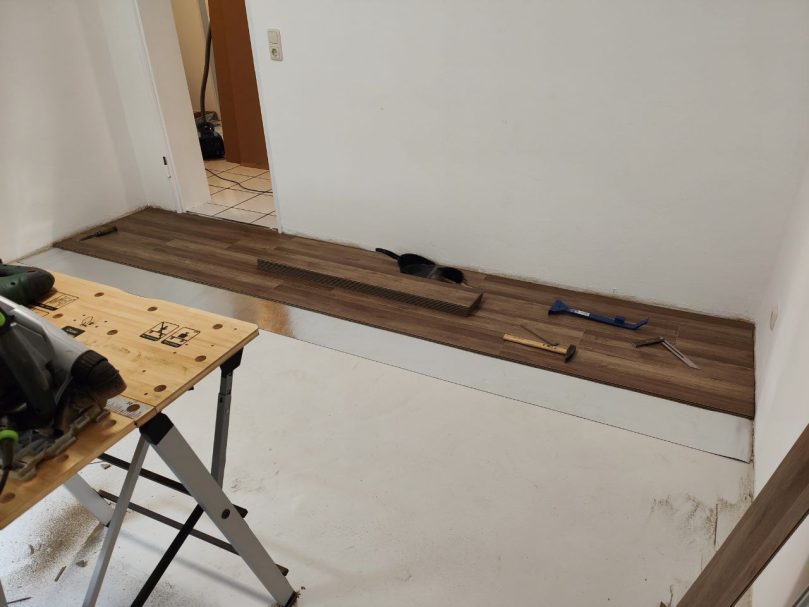 Detailansicht eines gereinigten Bodenbereichs nach Wohnungsräumung