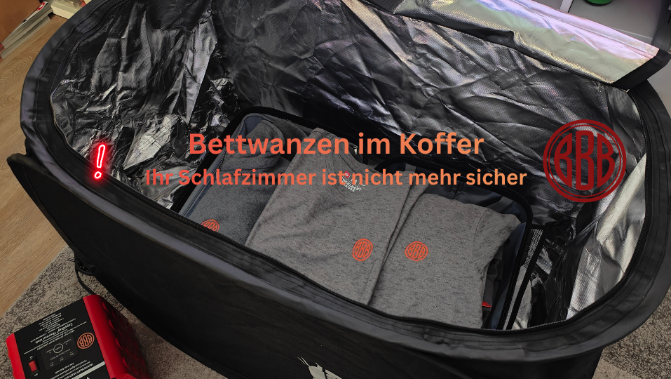 Reisekoffer mit Kleidung während einer chemiefreien Wärmebehandlung gegen Bettwanzen nach dem Urlaub.